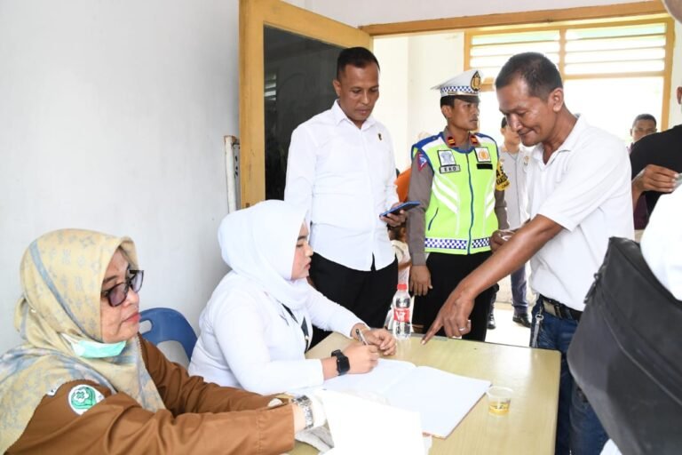 Petugas Gabungan Tes Urin Sopir Angkutan Umum di Terminal Peureulak.