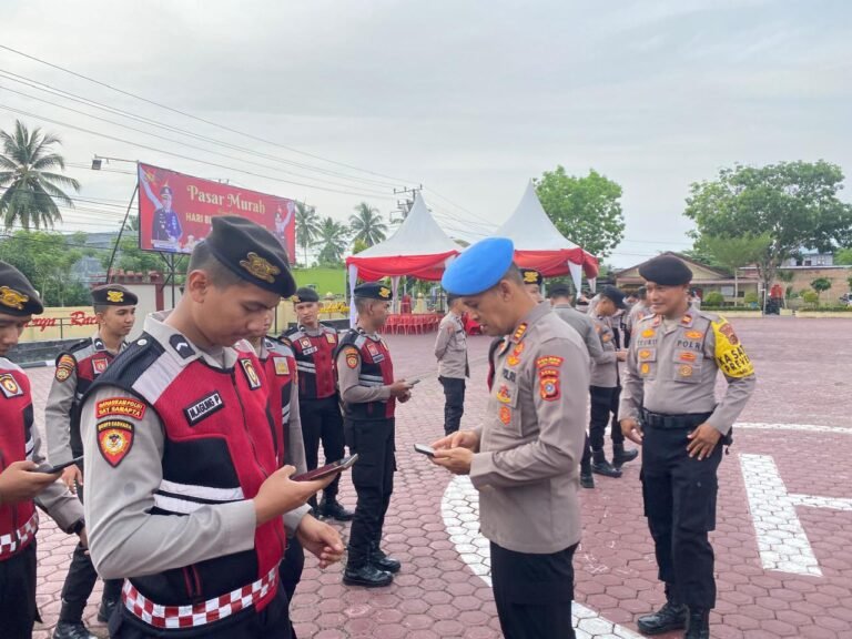 Antisipasi Judi Online, Usai Apel Pagi Plt. Kasi Propam Polres Aceh Timur Mendadak Cek HP Anggota