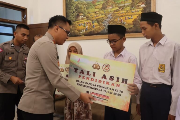 Momen Hari Bhayangkara Ke 78, Polres Aceh Timur Beri Tali Asih Pendidikan Kepada Generasi Muda Berprestasi