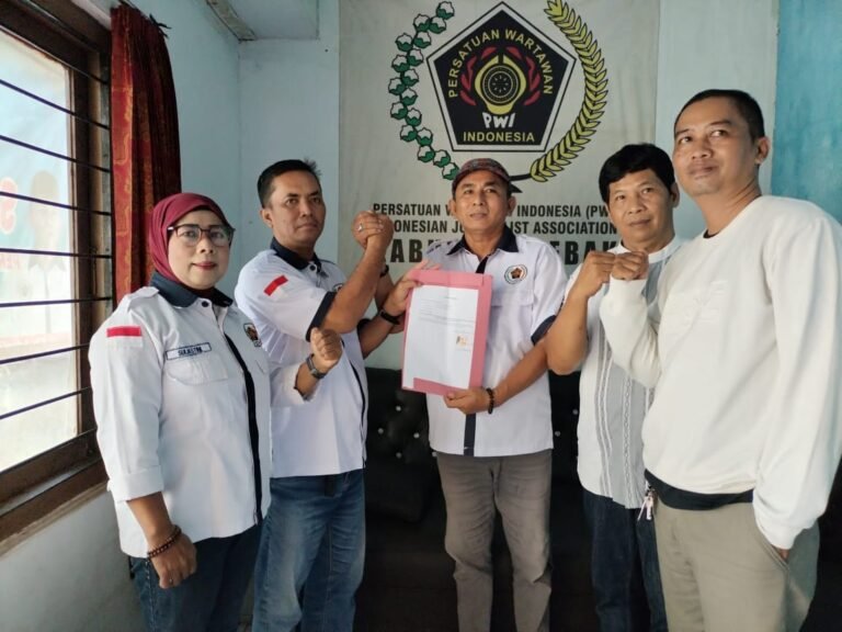 Ajat Serahkan Formulir Pendaftaran Pemilihan Ketua PWI Lebak