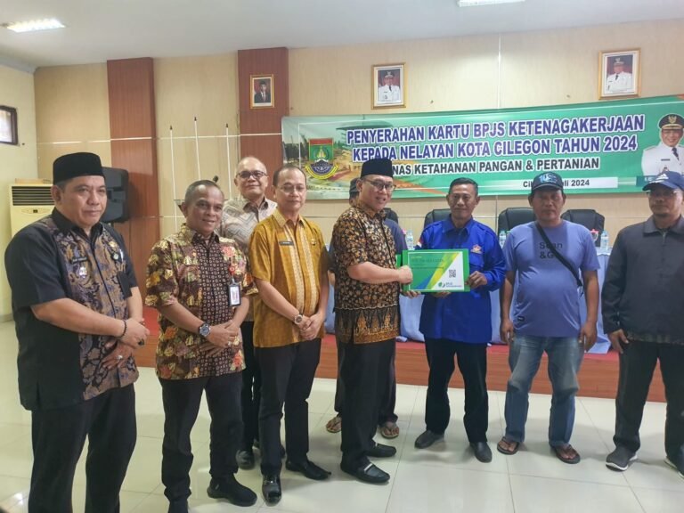 Peduli Nasib Nelayan, Wali Kota Helldy Berikan BPJS Ketenagakerjaan Kepada 322 Nelayan