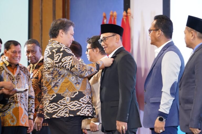 Peringatan Harkopnas, Menko Perekonomian RI Sematkan Wali Kota Cilegon Sebagai Tokoh Penggerak Koperasi Utama  