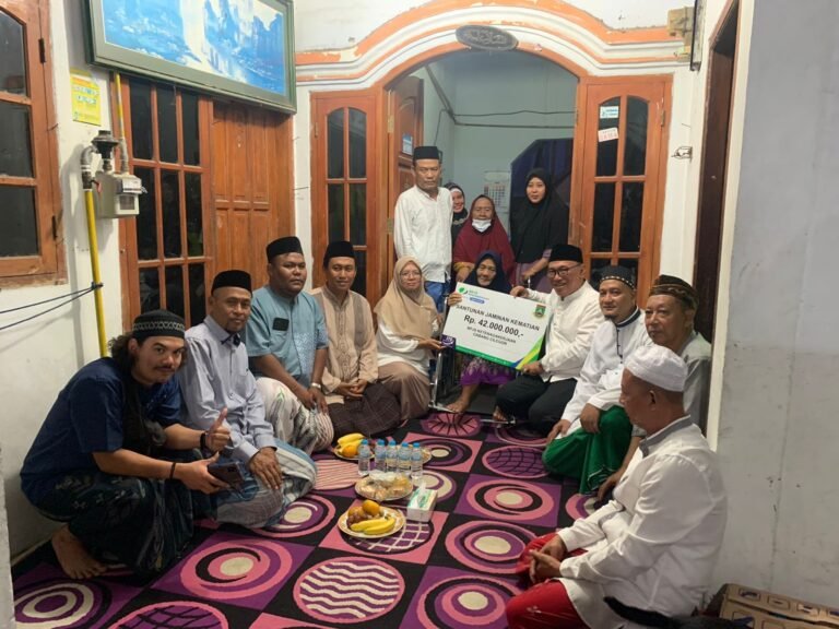 Helldy Serahkan Santunan Rp42 Juta Kepada Keluarga Ketua RT yang Meninggal Dunia di Panggung Rawi