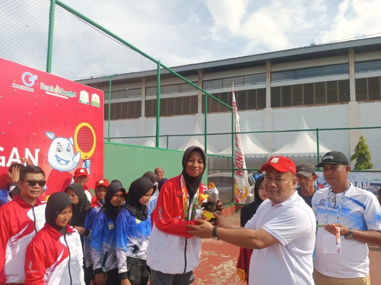 Pj Sekda Aceh Timur Serahkan Mendali Kepada Peraih Cabor Putri Tenis Lapangan Di POPDA Aceh