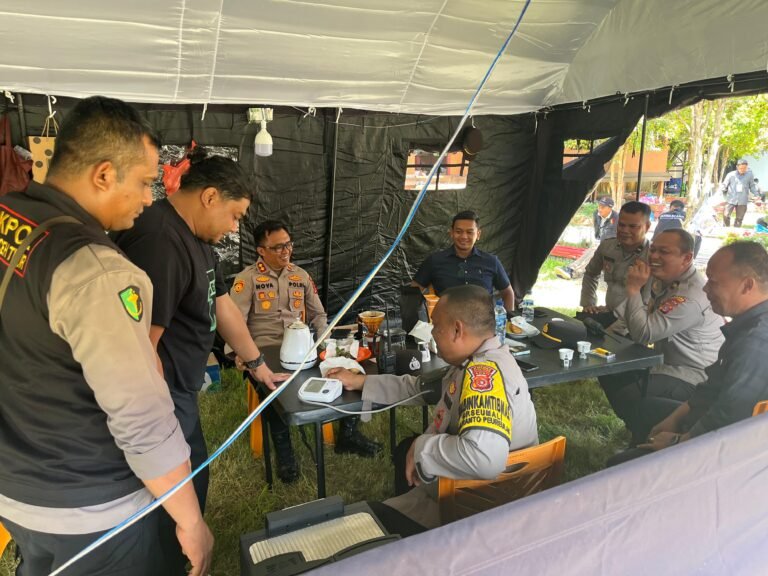 Unit Laka Lantas Satlantas Polres Aceh Timur Olah TKP Kecelakaan di Julok