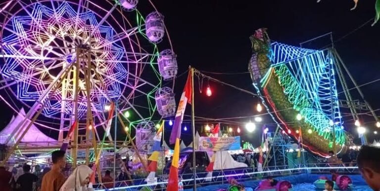 Ratusan Pengunjung Penuhi Bazar Di lapangan Upacara Aceh Timur