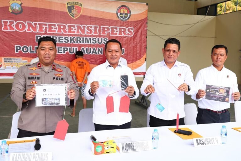 DITRESKRIMSUS POLDA KEPRI GELAR KONFERENSI PERS UNGKAP KASUS PIDANA PERJUDIAN SECARA ONLINE