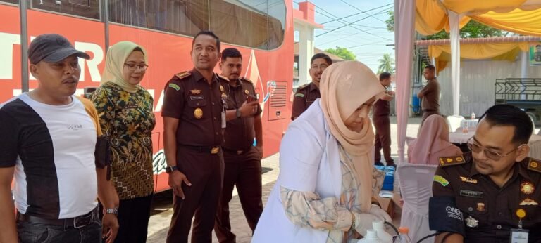 Hari Bhakti Adhyaksa ke-64, Kejari Aceh Timur Gelar Pasar Murah dan Donor Darah