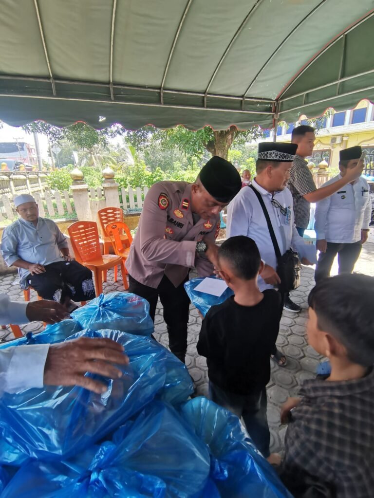 Memperingati Hari Asyura, Kapolsek Darul Aman Santuni Anak Yatim