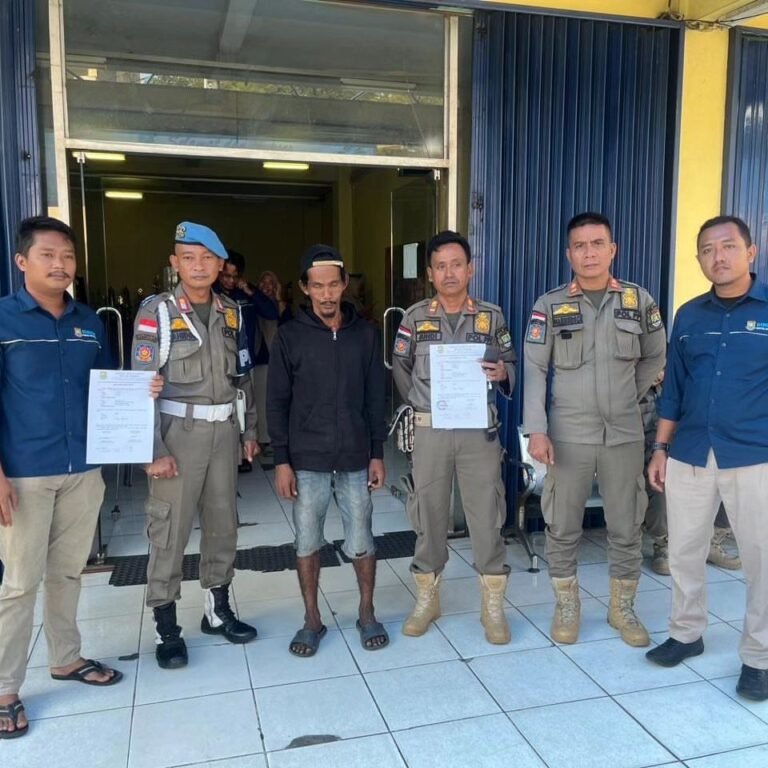 Pecahkan Kaca Mobil, Satpol PP Kota Cilegon Amankan ODGJ