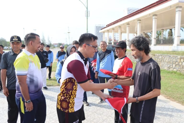 Kapolres Aceh Timur Dampingi Pj. Bupati Launching Gerakan 10 Juta Bendera Merah Putih