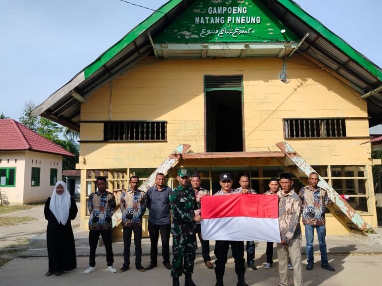 Keliling Desa, Bhabinkamtibmas Polsek Darul Aman dan Babinsa Koramil 06/DAM Himbau Warga Pasang Bendera Merah Putih