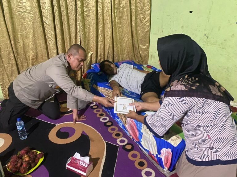 Sidokkes Polres Aceh Timur Berikan Layanan Kesehatan Kepada Anggota Polri Yang Sakit