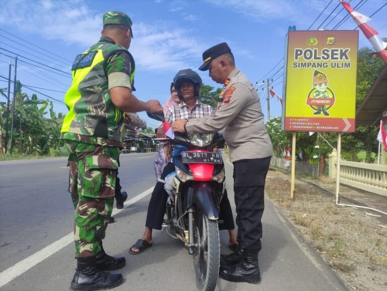 Polsek Simpang Ulim Bagi Gratis 200 Bendera Merah Putih