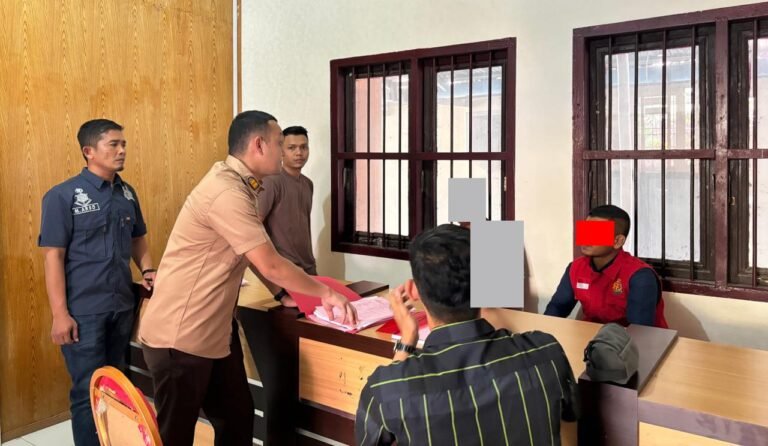 Berkas Perkara Lengkap, Polsek Indra Makmu Limpahkan Tersangka Pengrusakan dan Pengancaman ke JPU