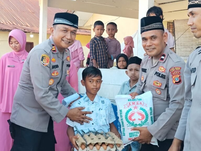 Polri Peduli, Polsek Julok Berikan Santunan dan Sembako Kepada Anak Yatim