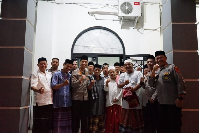 Pelaksanaan Sholat Subuh Keliling Kapolres Cilegon: Komunikasi dan Solusi Masalah Harkamtibmas di Perum Praja Mandiri