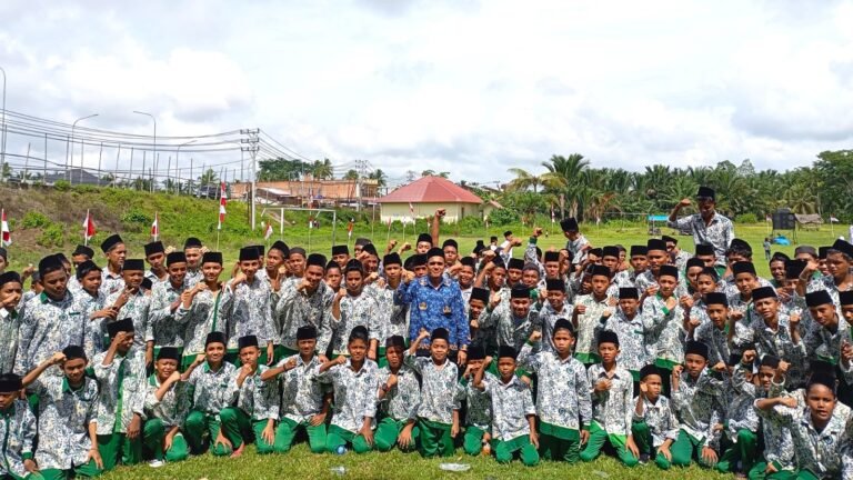 Ratusan Santri Dayah AMAL Ikuti Upacara HUT ke-79 RI di Lapangan Sepak Bola Beusa Seberang
