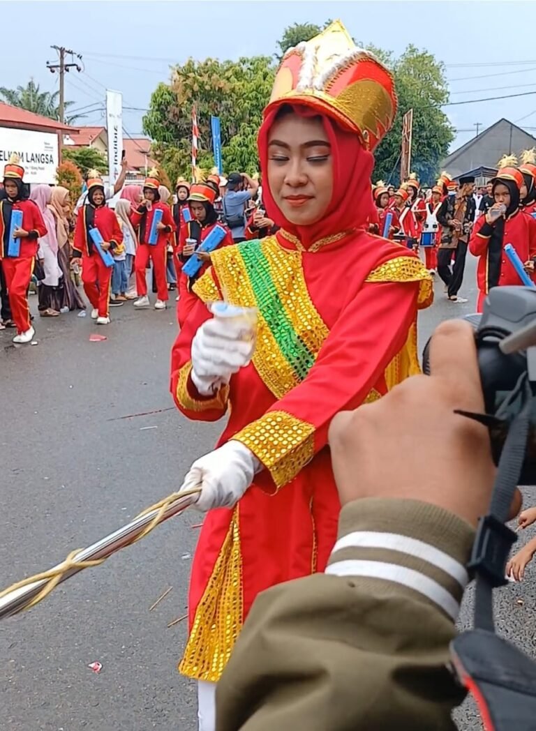 SMP N 3 Kota Langsa Meriahkan Karnaval Dirgahayu RI Ke-79 Dengan Pakaian Daun Hijau