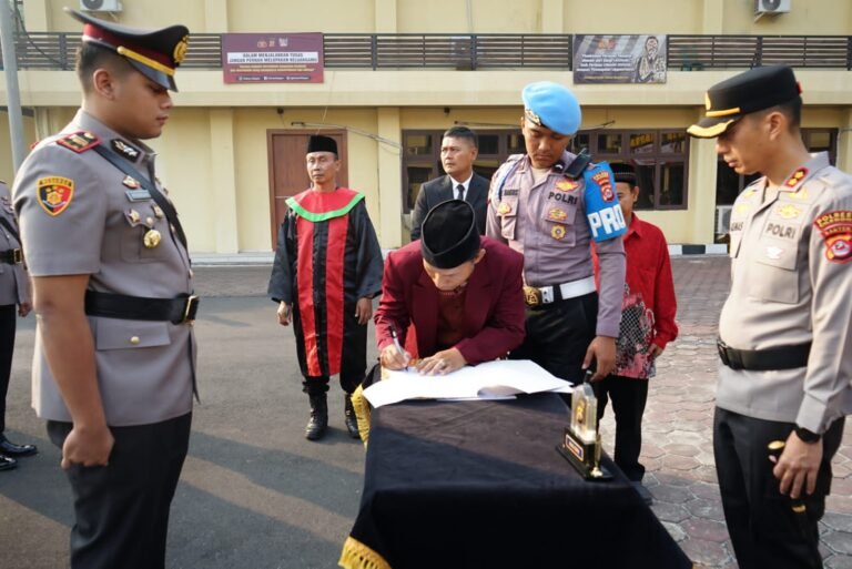 Kapolres Cilegon Polda Banten pimpinan upacara serah terima jabatan.