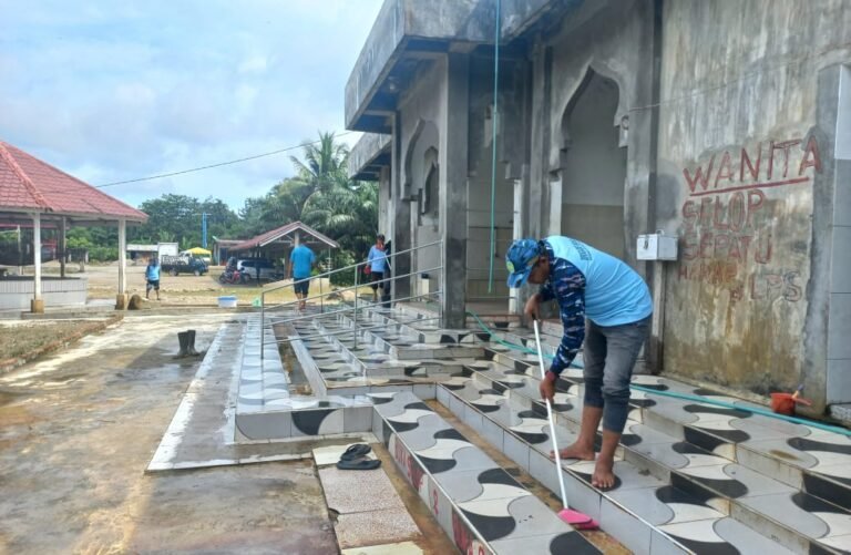 Ciptakan Kenyamanan Tamu PON XXI, BKPRMI Bersih Masjid Lokasi Wisata