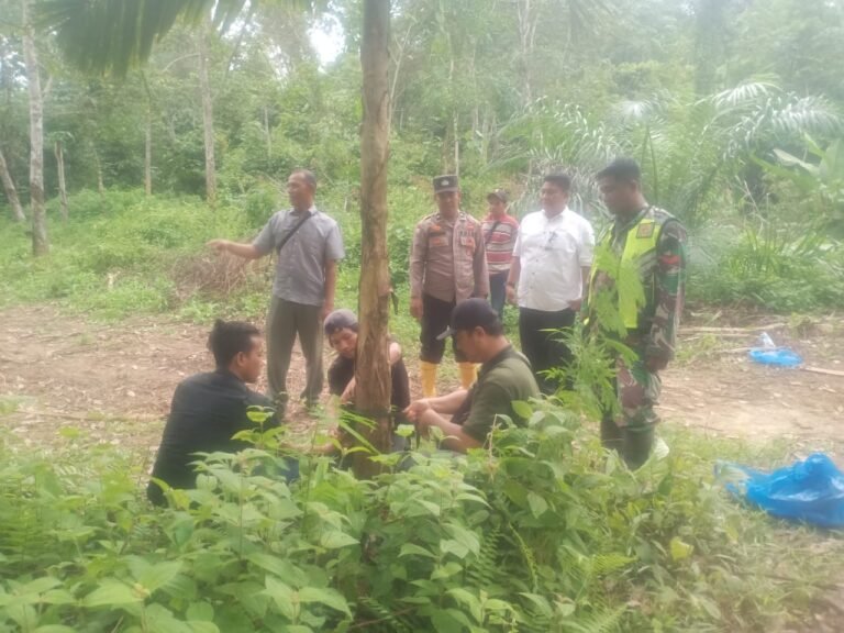 Anggota Polsek Indra Makmu Dampingi Petugas Pasang Kamera Trap di Lokasi Sapi yang Dimangsa Harimau.