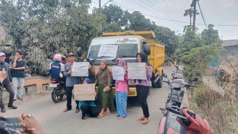 Warga Gunung Asem Gelar Blokade Jalan sebagai Protes Terhadap Polusi Debu Pasir