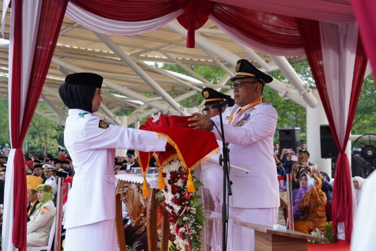 Bertindak Sebagai Inspektur, Wali Kota Helldy Mengikuti Upacara Peringatan HUT Kemerdekaan RI Dengan Khidmat