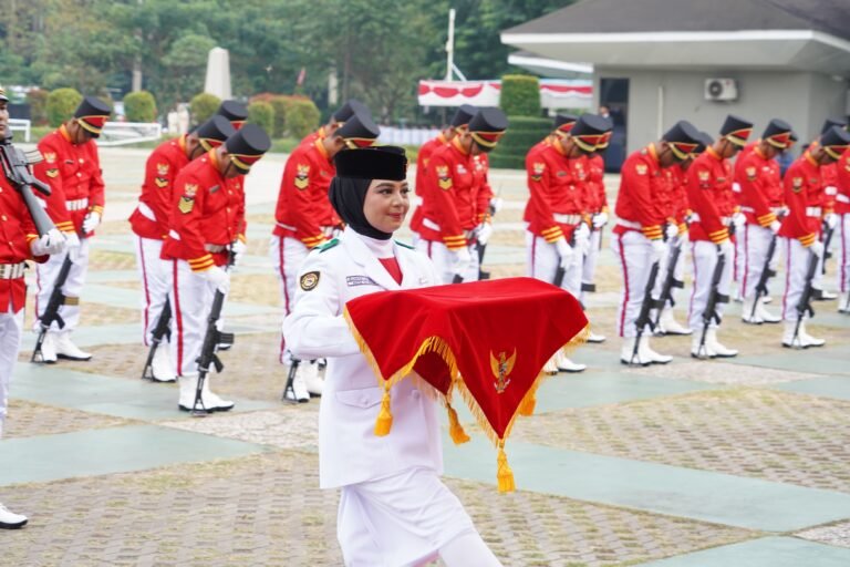 Elvaretta Dwi Widdianisa, Sosok Wanita Cantik Pembawa Baki Bendera yang Membanggakan di HUT RI ke-79 Kota Cilegon