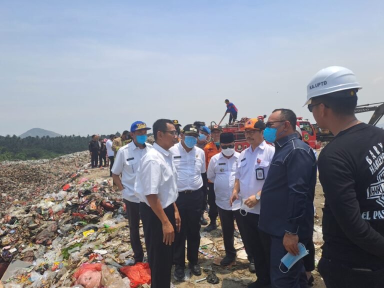Wali Kota Helldy Salurkan Bantuan kepada Warga Terdampak Kebakaran TPSA Bagendung