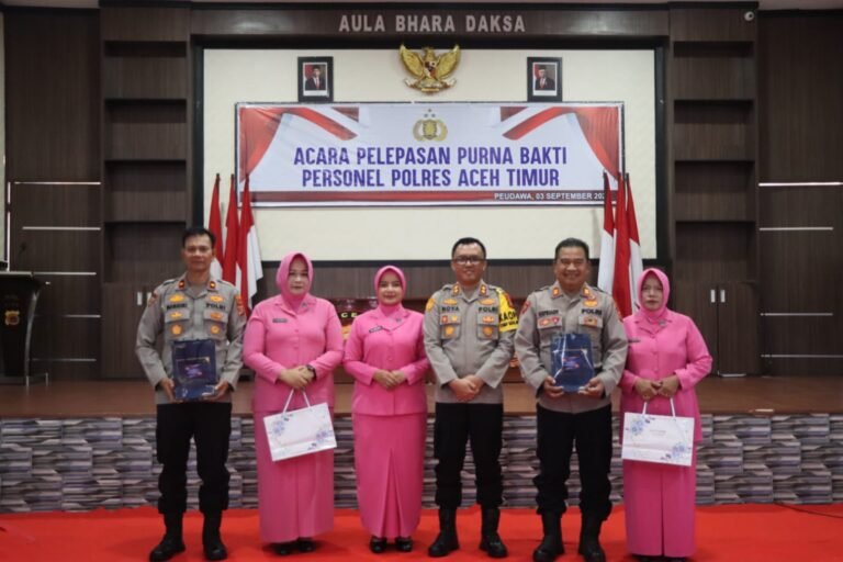 Polres Aceh Timur Gelar Pelepasan Dua Anggota Purnabhakti