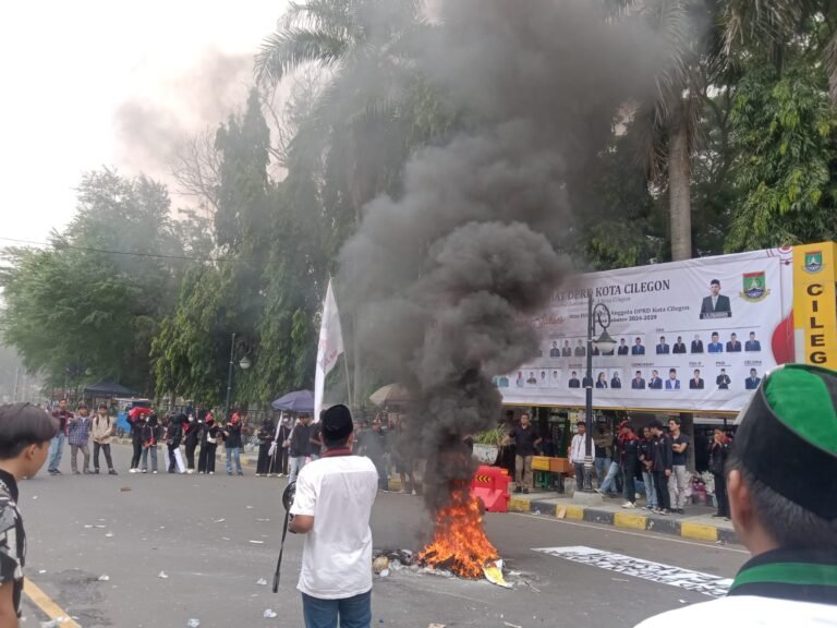 Protes Mahasiswa Warnai Pelantikan DPRD Kota Cilegon: Seruan untuk Akuntabilitas dan Transparansi