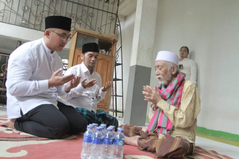 Sowan ke Ponpes Roudhotul Ulum Cidahu, Balon Bupati Serang Andika Hazrumy Didoakan Abuya Muhtadi
