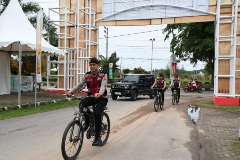 Dengan Bersepeda Personel Satsamapta Polres Aceh Timur Patroli di Arena PON XXI