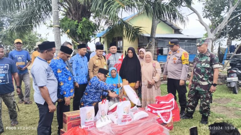 Pj Bupati Aceh Timur Kunjungi Rumah Warga  Yang Rusak Akibat Abrasi Pantai