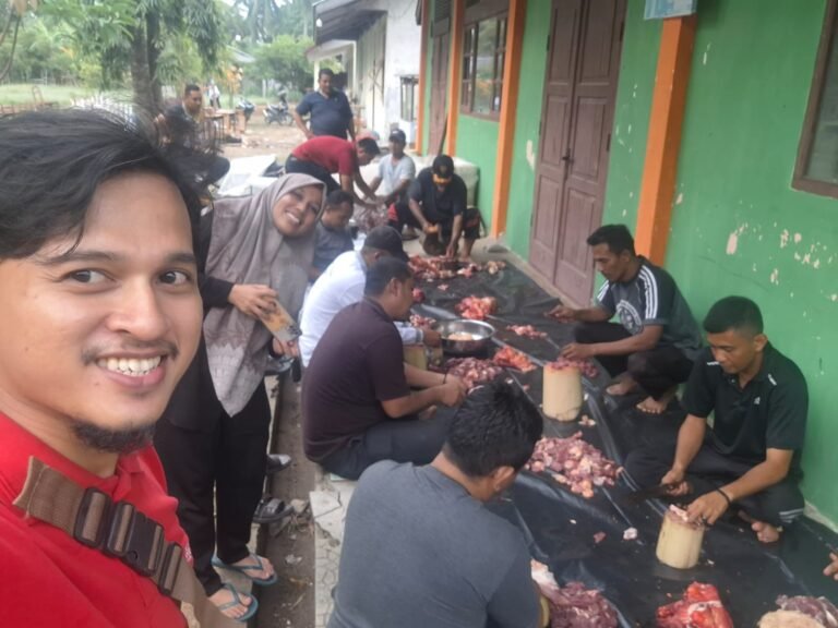 Menjelang Peringatan Maulid, OSIM dan PTK MTsN 2 Lakukan Aksi Gotong Royong