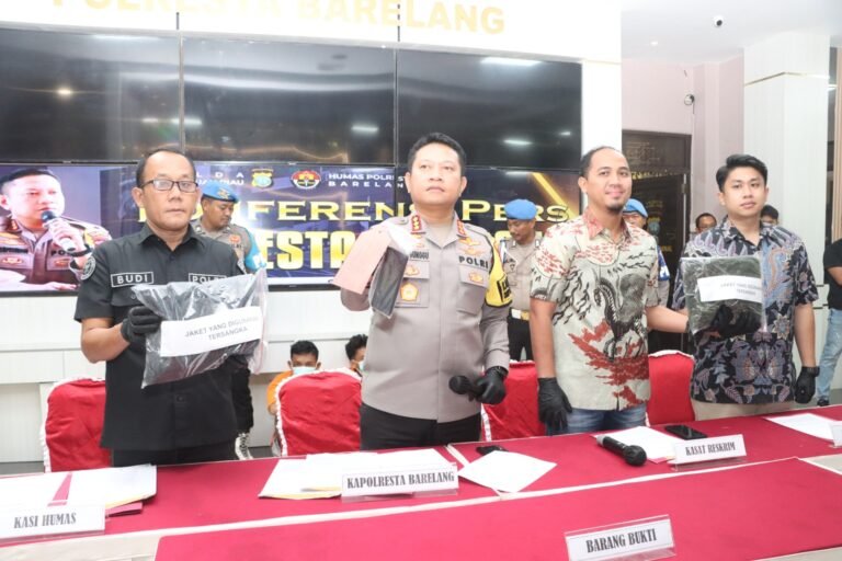 Kapolresta Barelang Gelar Konferensi Pers Ungkap Pelaku Curas di Jalan Raya Depan Tunas II Orchad Park Kota Batam. 