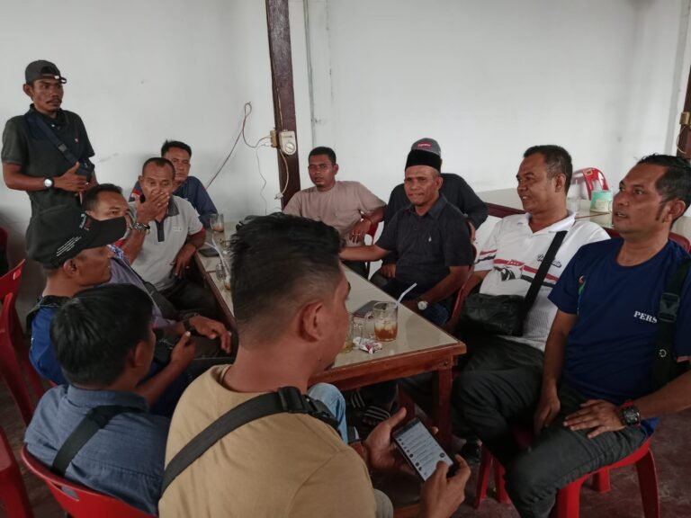 Insan Pers Silaturahmi Dan Ngopi Bareng Bersama Mantan Anggota DPRK Aceh Timur Bang Yahya Boh Kaye