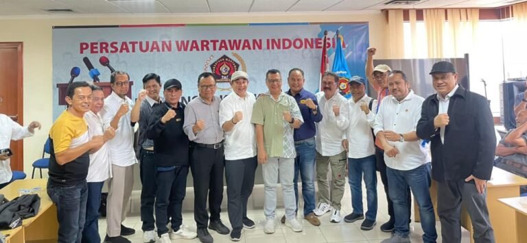Hendrie Cash Back, “Diusir” Dari Gedung Dewan Pers Zulmansyah Pro-Etik menunggu Waktu untuk Masuk Gedung Dewan Pers.
