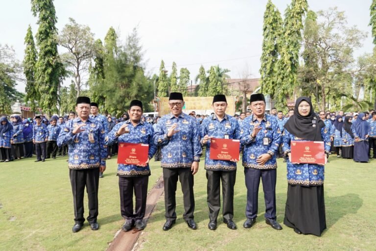 Peringati HKN, Wali Kota Helldy Beri Penghargaan ASN Berdedikasi Tinggi