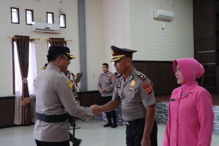 Kapolres Aceh Timur Pimpin Upacara Kenaikan Pangkat Pengabdian