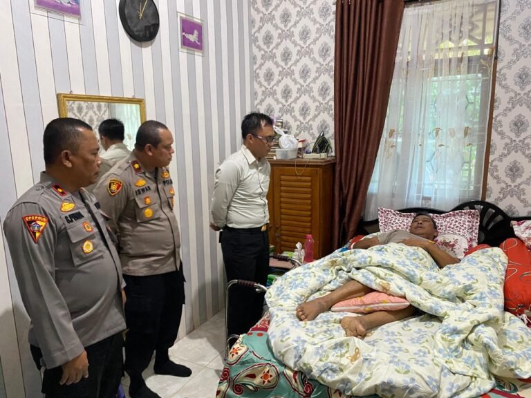 Wujud Perhatian, Kapolres Aceh Timur Jenguk Kasi Humas Yang Sedang Sakit