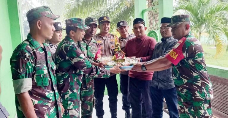 HUT TNI Ke 79, Kapolsek Jajaran Polres Aceh Timur Beri Ucapan dan Surprise ke Koramil