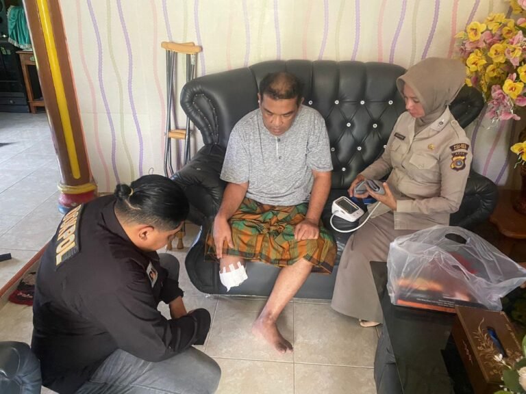 Home Visit, Sidokkes Polres Aceh Timur Berikan Pelayanan Kesehatan Kepada Sejumlah Personel yang Sakit