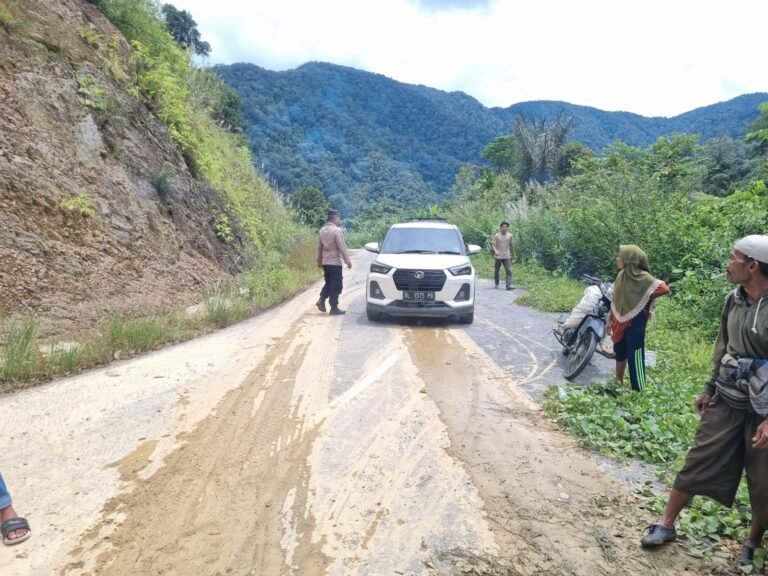 Anggota Pos Subsektor Lokop dan Anggota Pos Ramil Lokop Bersama Warga Bersihkan Material Longsor