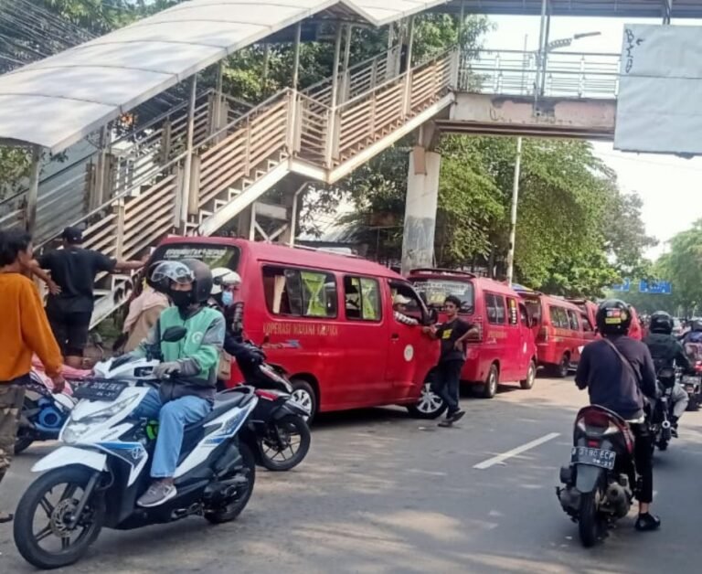 Imbas Angkot dan Ojol Mangkal, Lalin Jl Raya Lenteng Agung jadi Langganan Macet!