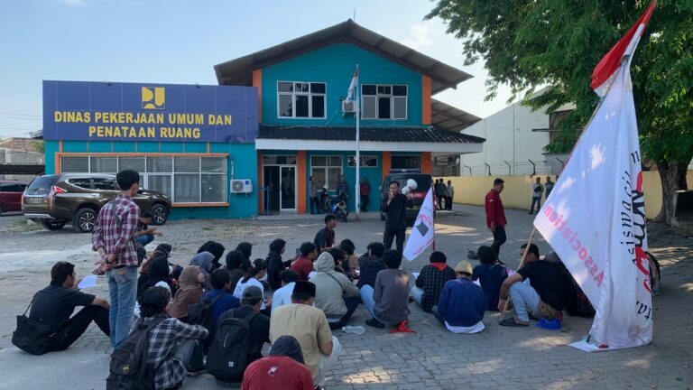 Gelar Aksi, Tuntutan Ikatan Mahasiswa Cilegon Terhadap Perbaikan Jalan Lingkar Selatan