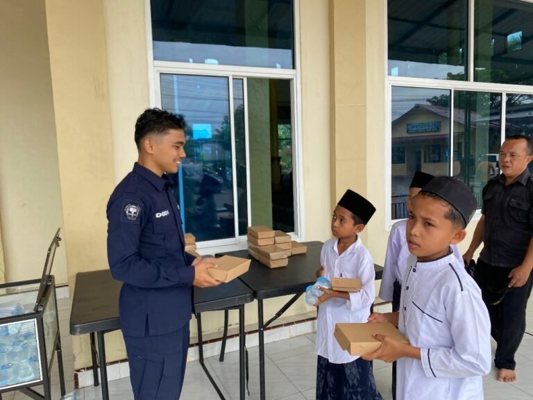 Sambut Hari Jadi Humas Polri Ke 73 Polres Aceh Timur Gelar Program Jumat Berkah