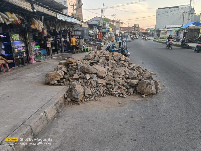 Bahaya Penumpukan Material di Jalan Raya dan Dampaknya bagi Pengguna Jalan