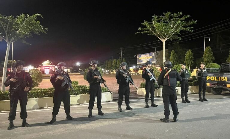 Jaga Situasi Wilayah Malam Hari Jelang Pilkada, Satsamapta Polres Aceh Timur dan BKO Brimob Polda Aceh Lakukan Patroli Gabungan